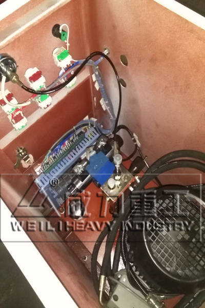 小型四柱液壓機內部構造
