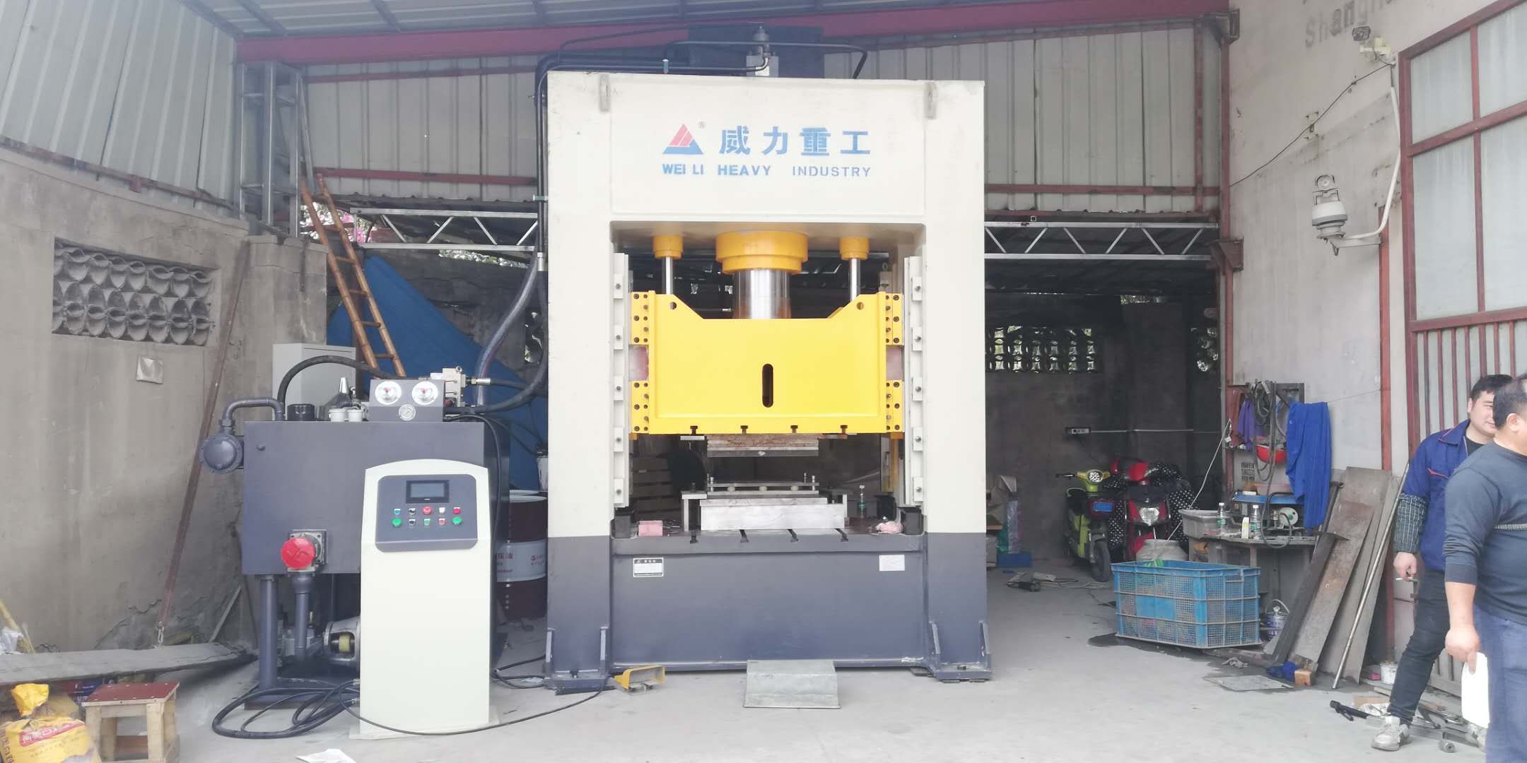 315噸框架式液壓機客戶工作現場