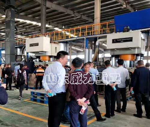 1000噸耐火磚成型液壓機(jī)客戶工作現(xiàn)場
