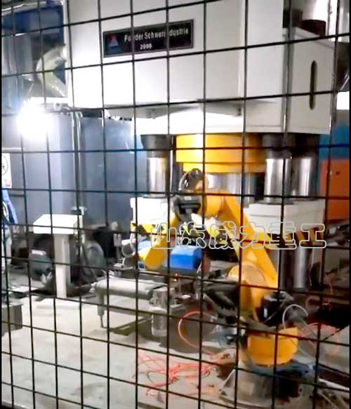 2000噸全自動(dòng)高鋁磚成型液壓機(jī)客戶現(xiàn)場(chǎng)圖