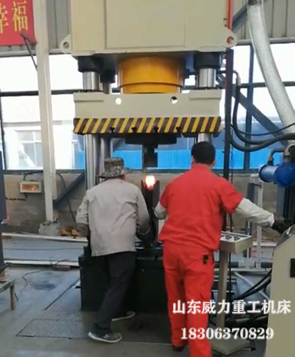 630噸汽車鍛件成型液壓機(jī)客戶現(xiàn)場圖