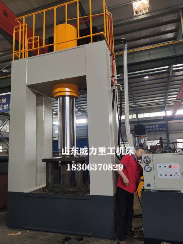 500噸龍門框架式液壓機車間實物圖
