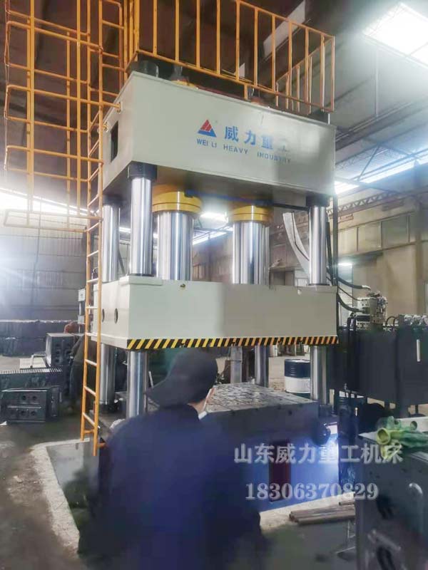 800噸四柱液壓墊拉伸液壓機(jī)客戶(hù)現(xiàn)場(chǎng)圖