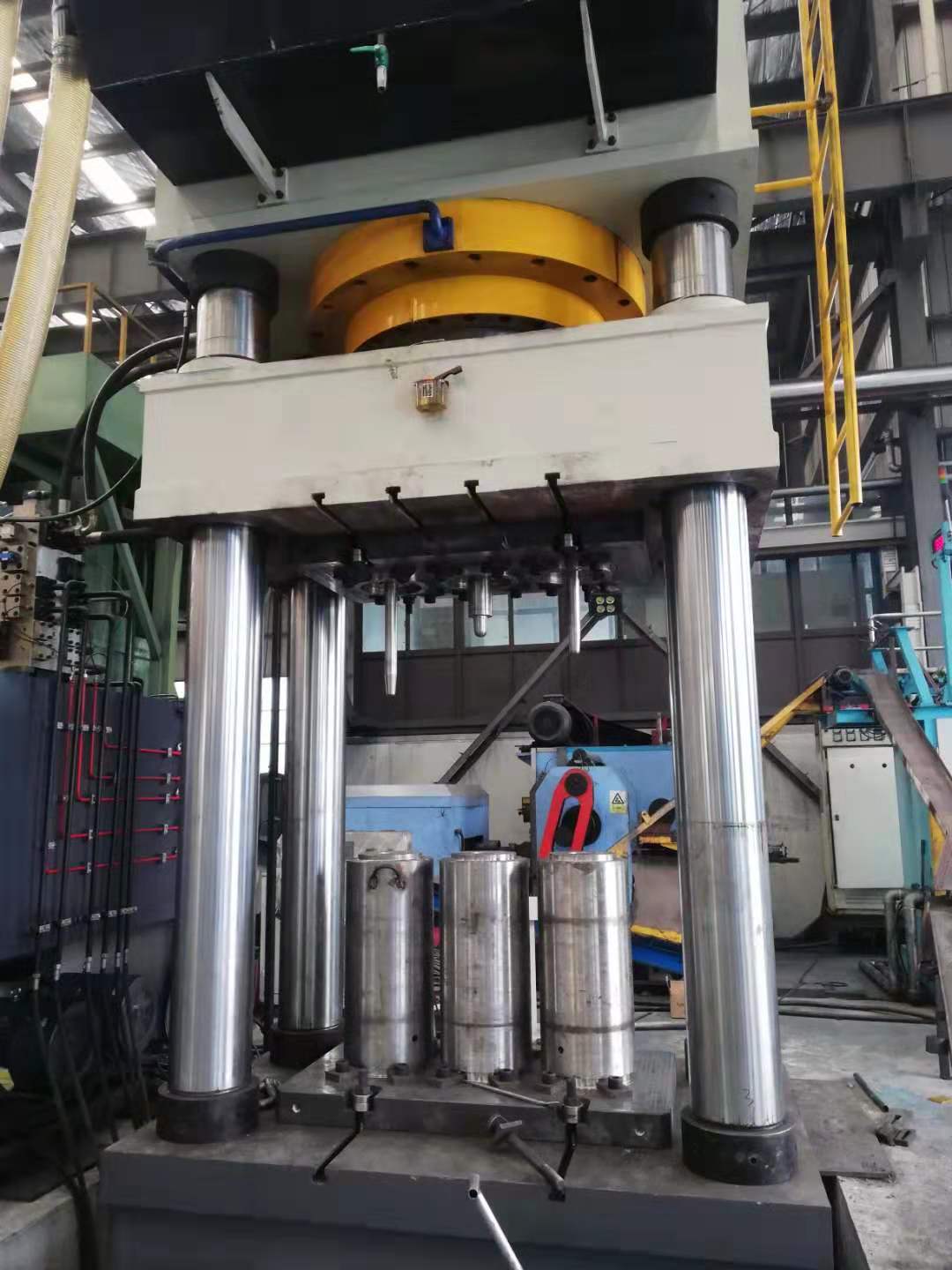 2000噸四柱液壓機客戶現場圖