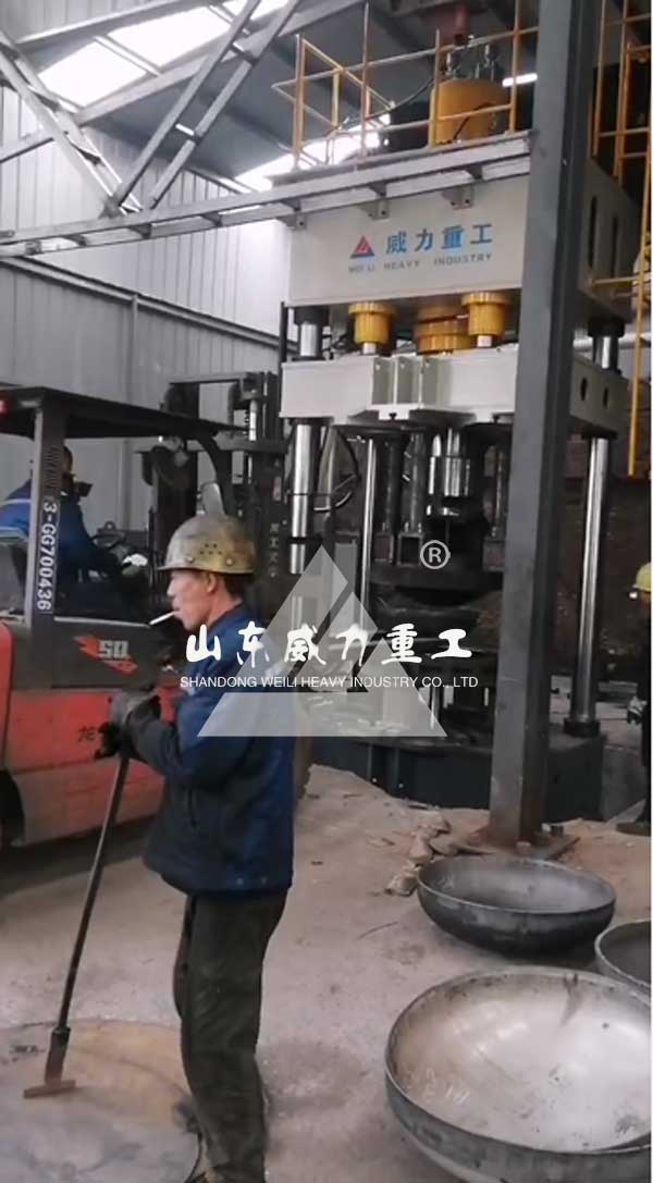 封頭拉伸液壓機客戶使用現場圖