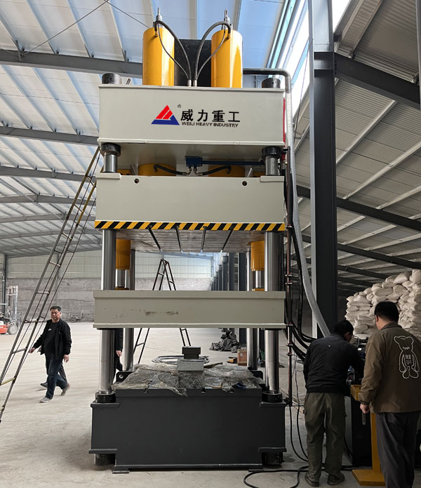 800噸蛭石板成型液壓機用戶現(xiàn)場